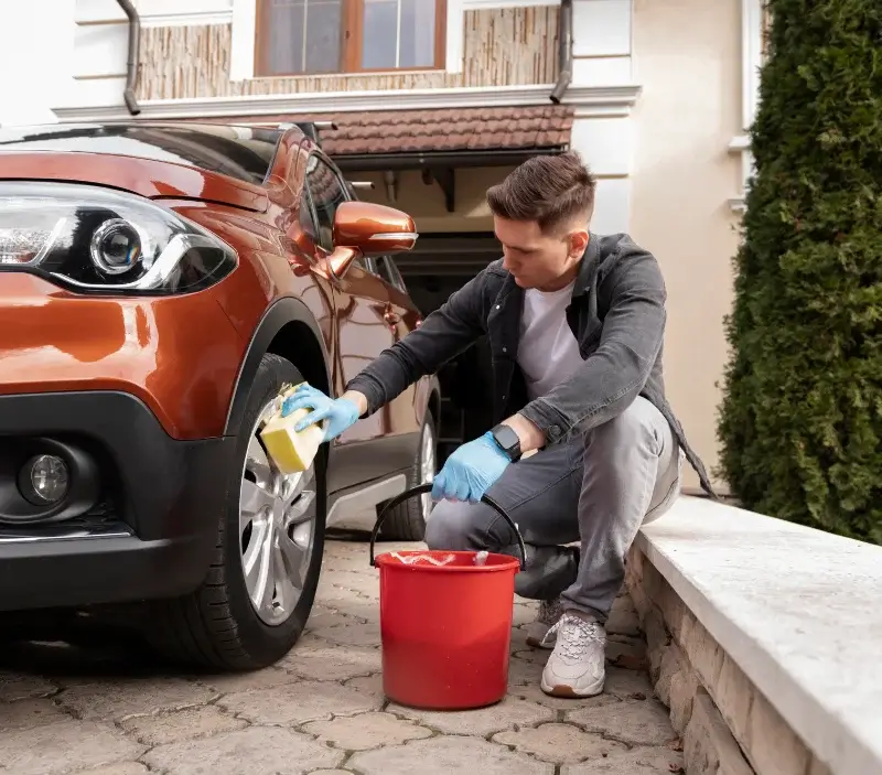 Lavage auto à domicile Les Déserts : professionnel intervenant sur un véhicule